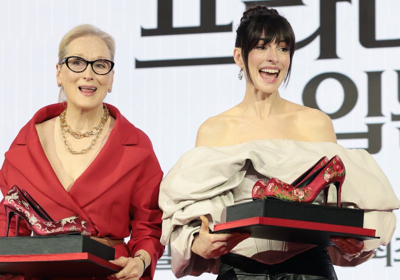 배우 메릴 스트립과 앤 해서웨이(오른쪽)가 8일 서울 종로구 포시즌스 호텔 서울에서 열린 영화 '악마는 프라다를 입는다 2'(감독 데이빗 프랭클) 내한 기자간담회에 참석해 꽃신을 선물 받고 행복한 미소를 짓고 있다. 2026.4.8 ⓒ 뉴스1 권현진 기자