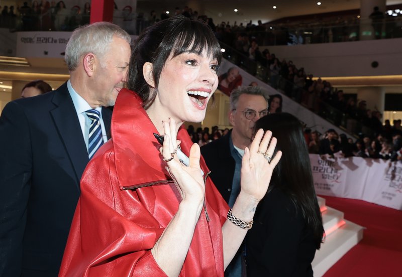 배우 앤 해서웨이와 메릴 스트립이 8일 서울 영등포구 타임스퀘어에서 열린 영화 ‘악마는 프라다를 입는다 2’(감독 데이빗 프랭클) 레드카펫 행사에 참석해 팬들과 즐거운 시간을 보내고 있다. 2026.4.8 ⓒ 뉴스1 권현진 기자