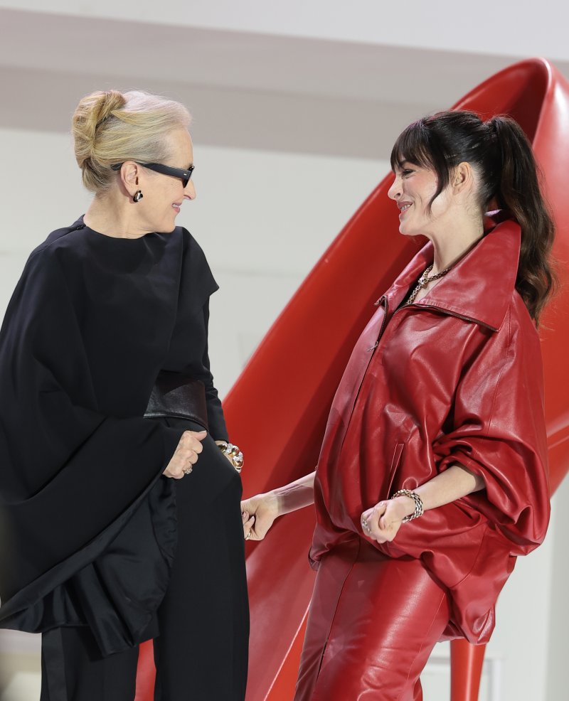 배우 앤 해서웨이와 메릴 스트립(왼쪽)이 8일 서울 영등포구 타임스퀘어에서 열린 영화 ‘악마는 프라다를 입는다 2’(감독 데이빗 프랭클) 레드카펫 행사에 참석해 팬들 환호에 춤을 추며 화답하고 있다. 2026.4.8 ⓒ 뉴스1 권현진 기자