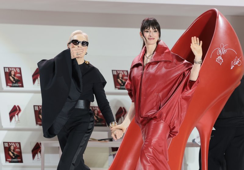 배우 앤 해서웨이와 메릴 스트립(왼쪽)이 8일 서울 영등포구 타임스퀘어에서 열린 영화 ‘악마는 프라다를 입는다 2’(감독 데이빗 프랭클) 레드카펫 행사를 마친 뒤 인사를 하고 있다. 2026.4.8 ⓒ 뉴스1 권현진 기자