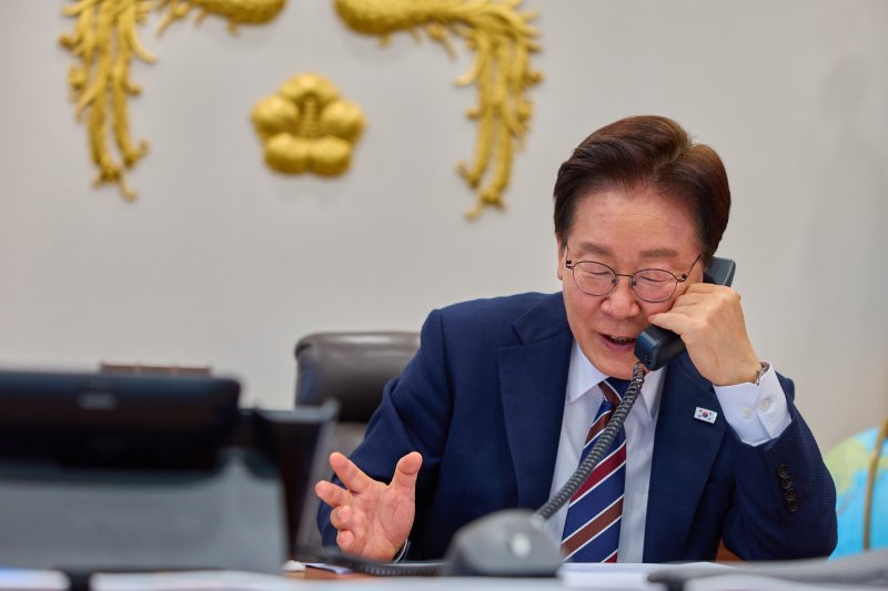 [서울=뉴시스] 사진은 이재명 대통령이 지난 7일 청와대에서 아누틴 찬위라꾼 태국 총리와 전화 통화를 하며 재선을 축하하고 있는 모습. (사진=청와대 제공) 2026.04.07. photo@newsis.com *재판매 및 DB 금지