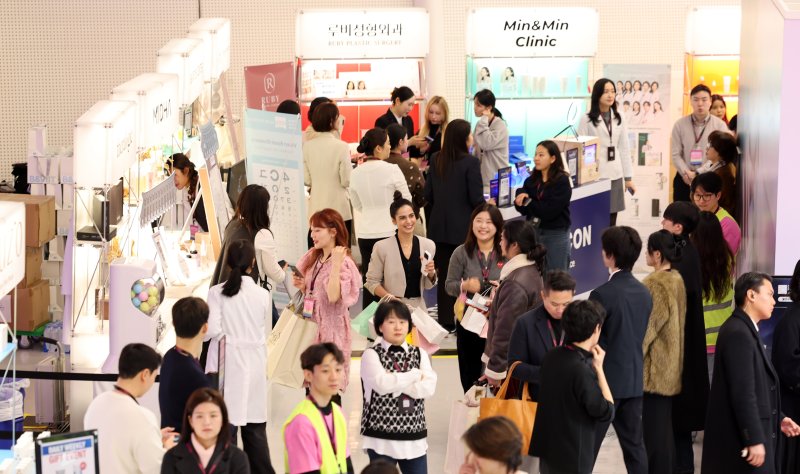 [서울=뉴시스] 김혜진 기자 = 지난해 12월 29일 서울 중구 동대문디자인플라자(DDP)에서 열린 2025 서울콘 K뷰티부스트를 찾은 관람객들이 부스를 둘러보고 있다. 2025.12.29. jini@newsis.com