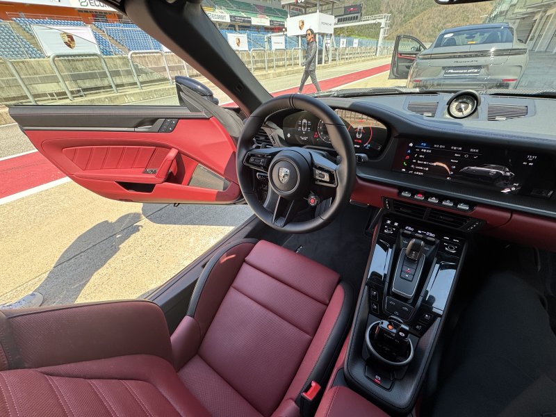 신형 포르쉐 911 터보 S 내부 모습 2026.4.8/뉴스1 ⓒ 뉴스1 박종홍 기자