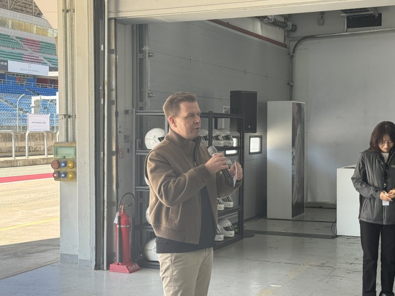 마티아스 부세 포르쉐코리아 대표이사가 8일 강원 인제 스피디움에서 취재진을 향해 인사말을 하고 있다 2026.4.8/뉴스1 ⓒ 뉴스1 박종홍 기자