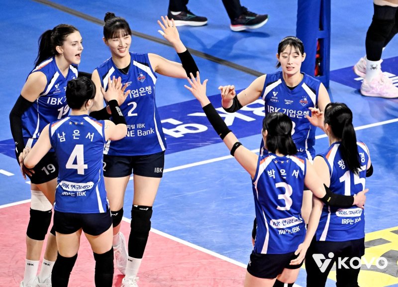 득점 후 기뻐하는 IBK기업은행 선수들 (출처=연합뉴스)
