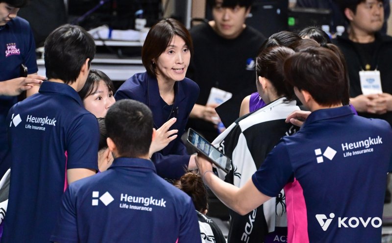 작전 지휘하는 요시하라 도모코 흥국생명 감독(중앙) (출처=연합뉴스)