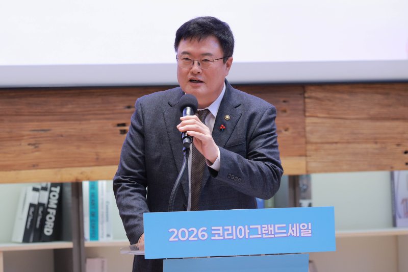 [서울=뉴시스] 권창회 기자 = 김대현 문화체육관광부 제2차관이 17일 오전 서울 중구 커뮤니티하우스 마실에서 열린 코리아그랜드세일 개막식에서 환영사를 하고 있다. (공동취재) 2025.12.17. photo@newsis.com