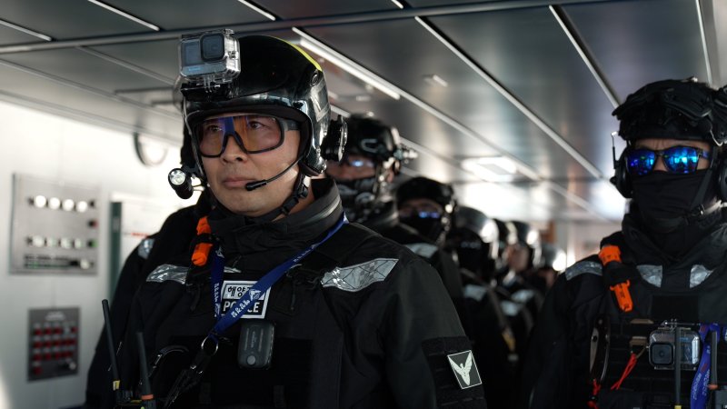 지난 6일 인천 옹진군 소청도 남방 23해리 지점에서 불법 조업 중국어선 단속 모의 훈련에 소집된 3019함 특수기동대원 (중부지방해경청 제공/뉴스1)