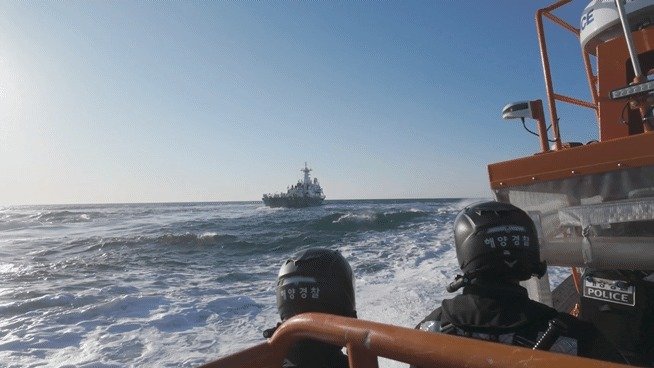 지난 6일 오후 인천 옹진군 소청도 남방 23해리 해상에서 3019함 특수기동대원들이 고속단정에 올라 모의 불법조업 중국어선 추격에 나서고 있다(중부지방해양경찰청 제공/뉴스1)