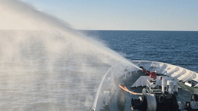 지난 6일 오후 인천 옹진군 소청도 남방 23해리 해상에서 3019함 선수에 설치된 소화포가 모의 불법조업 중국어선을 향해 가동되고 있다/뉴스1