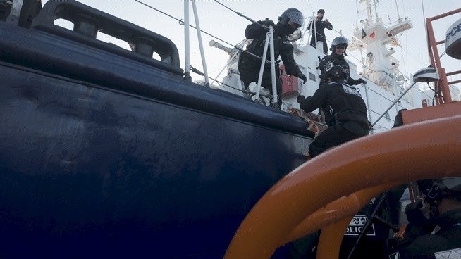 지난 6일 오후 인천 옹진군 소청도 남방 23해리 해상에서 3019함 특수기동대원들이 고속단정에 올라 추격한 모의 불법조업 중국어선에 등선하고 있다(중부지방해양경찰청 제공/뉴스1)