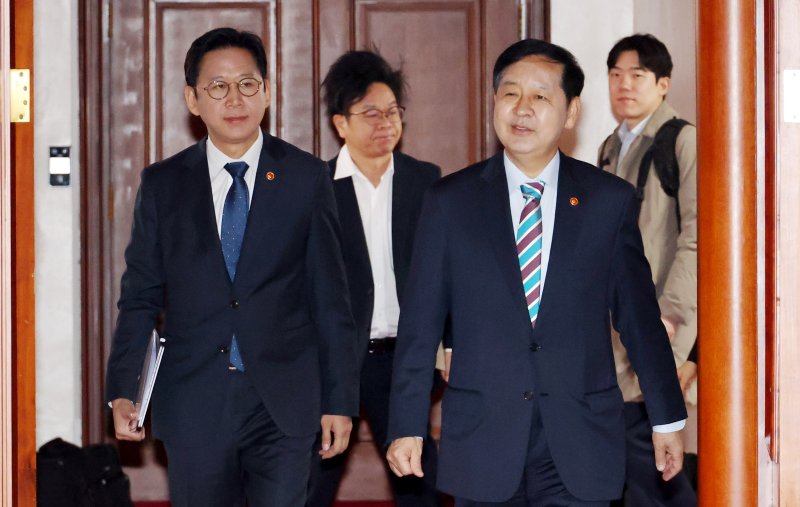 [서울=뉴시스] 추상철 기자 = 구윤철 부총리 겸 재정경제부 장관과 배경훈 부총리 겸 과학기술정보통신부 장관이 9일 오전 서울 종로구 정부서울청사에서 열린 민생물가 특별관리 관계장관TF 회의에 참석하고 있다. 2026.04.09. scchoo@newsis.com