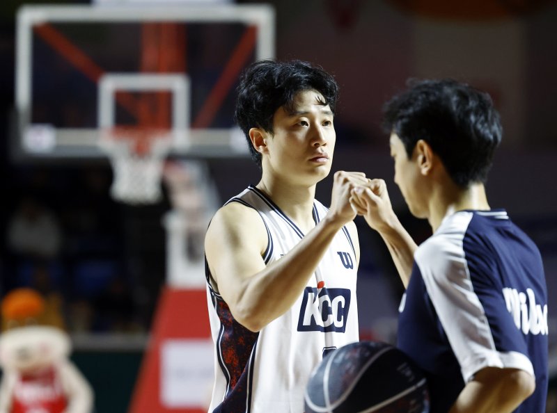 2일 오후 서울시 송파구 잠실학생체육관에서 열린 2025-2026 LG전자 프로농구 서울 SK 나이츠와 부산 KCC 이지스의 경기에 스타팅으로 나선 KCC 허웅과 허훈이 주먹을 맞대며 결의를 다지고 있다. 2026.2.2 ⓒ 뉴스1 박정호 기자