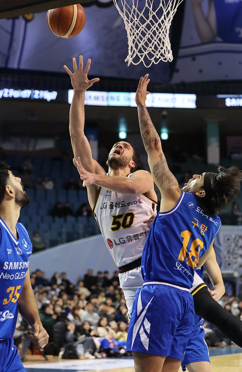 2일 오후 서울 송파구 잠실 잠실실내체육관에서 열린 2025-2026 LG전자 프로농구 정규리그 서울 삼성 썬더스와 창원 LG 세이커스의 경기, 1쿼터 창원 LG 마레이가 골밑슛을 하고 있다. 2026.1.2 ⓒ 뉴스1 김진환 기자