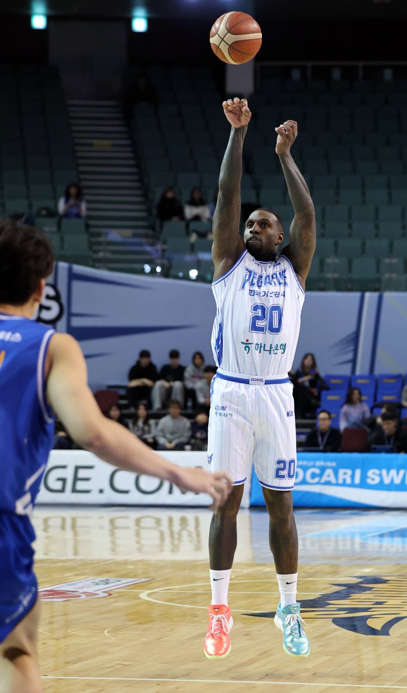 22일 오후 서울 송파구 잠실 잠실실내체육관에서 열린 2025-2026 LG전자 프로농구 정규리그 서울 삼성 썬더스와 대구 한국가스공사의 경기, 1쿼터 한국가스공사 라건아가 3점슛을 던지고 있다. 2026.1.22 ⓒ 뉴스1 김진환 기자