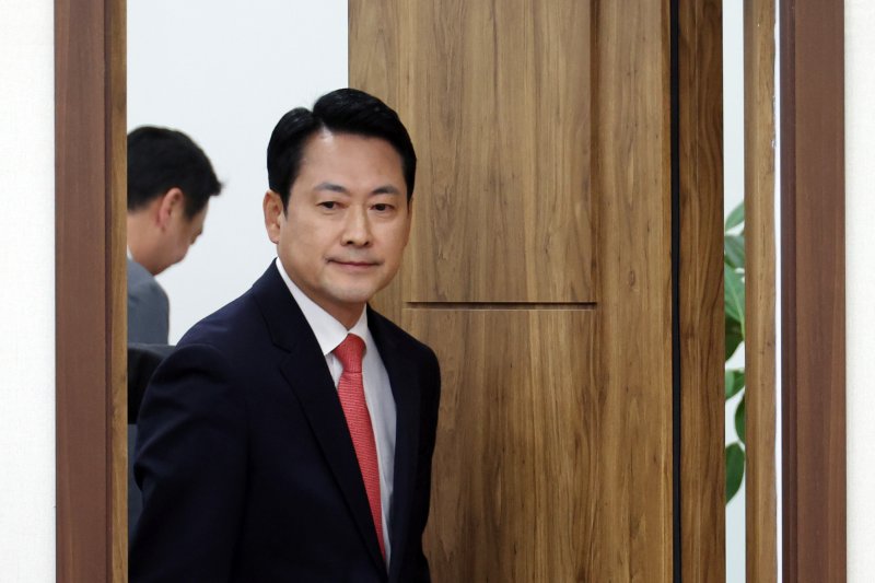 장동혁 국민의힘 대표가 9일 서울 여의도 국회에서 열린 최고위원회의에 입장하고 있다. 뉴시스