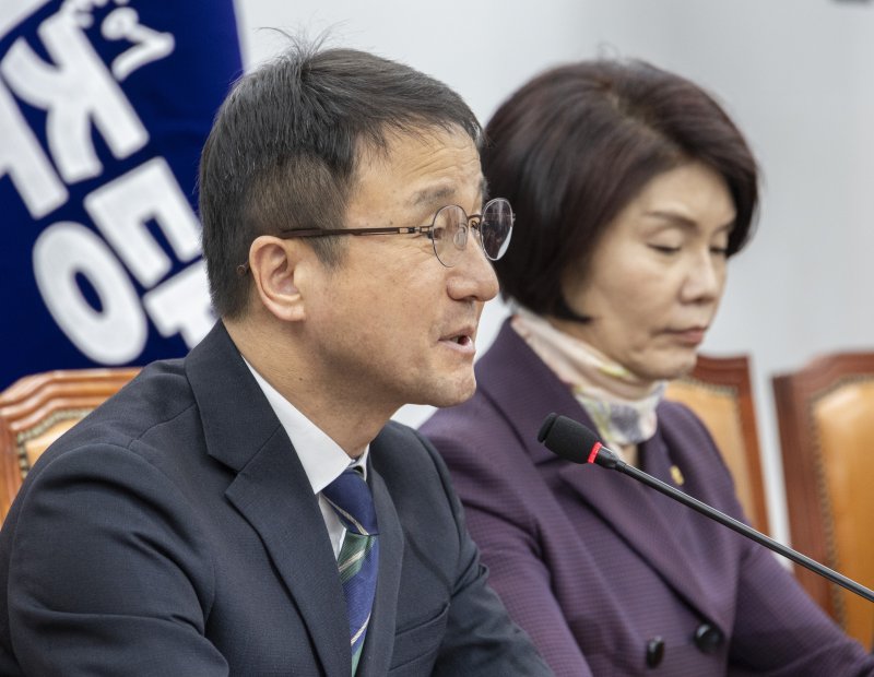 더불어민주당 한병도 원내대표가 9일 국회에서 열린 정책조정회의에서 '전쟁 추경' 신속 처리와 관련한 발언을 있다. 연합뉴스