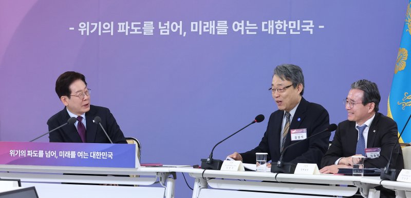 이재명 대통령이 9일 청와대에서 열린 국민경제자문회의 제1차 전체회의에서 김성식 부의장과 대화를 하고 있다. 청와대통신사진기자단