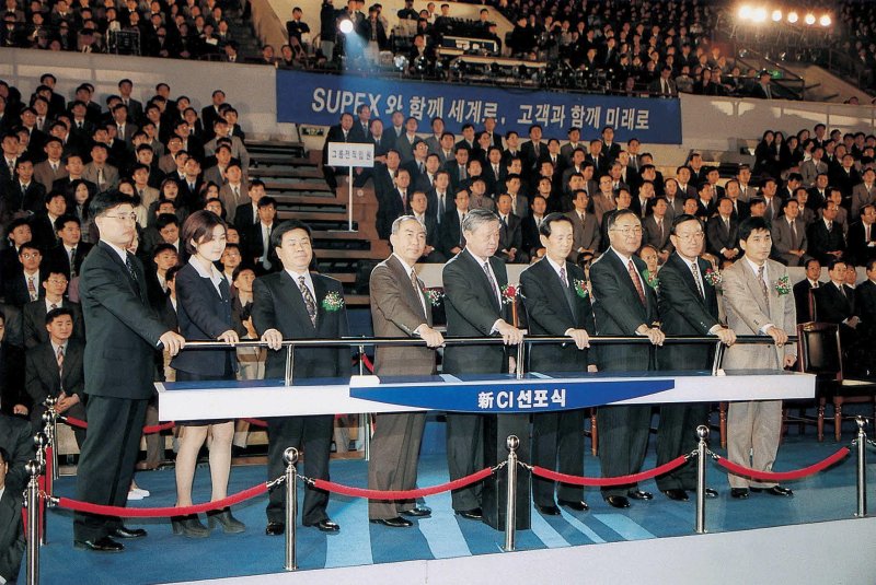 1997년 3월 24일, SK텔레콤으로의 사명 변경 및 신 CI 선포식을 진행하는 모습 (SK텔레콤 제공)
