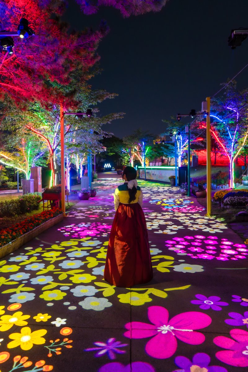 [김해=뉴시스]가야테마파크 야간개장. (사진=김해시 제공). 2026.04.09. photo@newsis.com