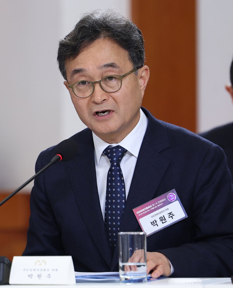박원주 국민경제자문회의 위원이 9일 청와대에서 열린 국민경제자문회의 제1차 전체회의에서 발표하고 있다. (청와대통신사진기자단) 2026.4.9 ⓒ 뉴스1 이재명 기자