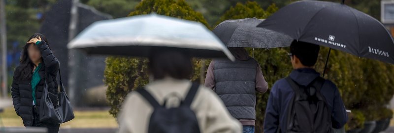 [서울=뉴시스] 정병혁 기자 = 9일 서울 중구 시청역 인근에서 우산을 쓴 시민들이 이동하고 있다. 2026.04.09. jhope@newsis.com
