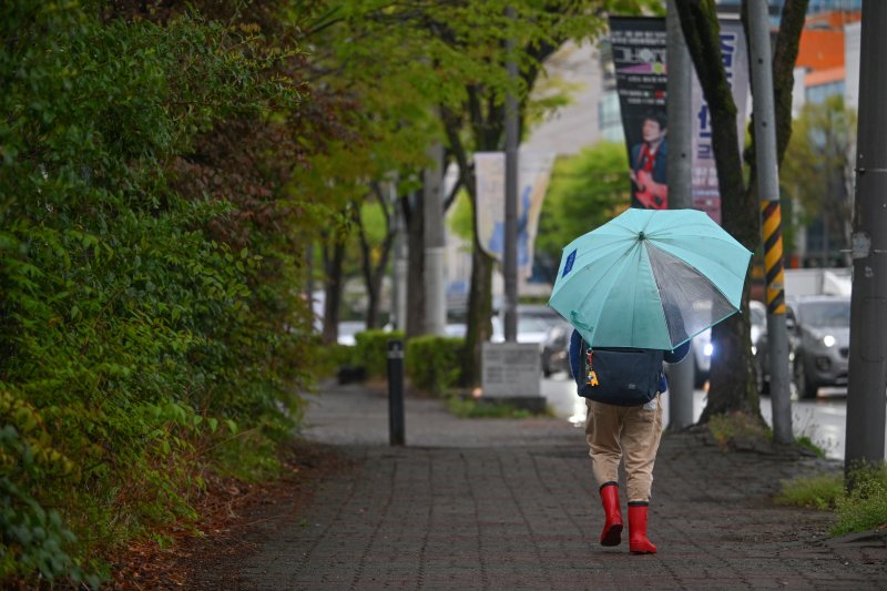 [광주=뉴시스] 이영주 기자 = 광주·전남에 최대 120㎜ 비가 예보된 9일 오전 광주 북구 오치동 한 사거리에서 한 학생이 우산을 쓴 채 등교하고 있다. 2026.04.09. leeyj2578@newsis.com