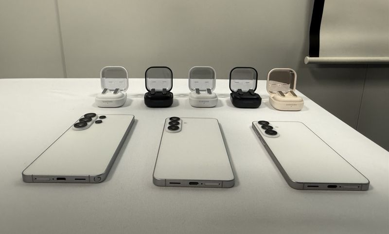 곡률 모서리가 적용된 갤럭시 S26 시리즈와 메탈 블레이드가 도입된 갤럭시 버즈4 시리즈. 사진=최혜림 기자