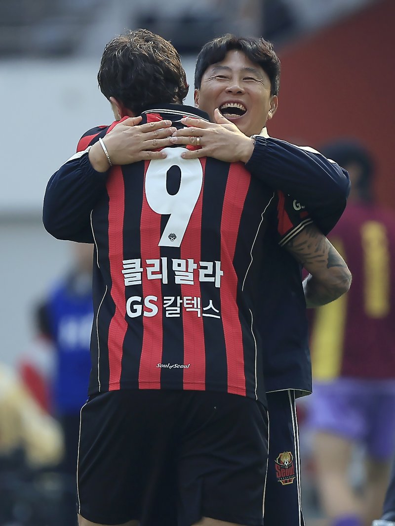 22일 오후 서울시 마포구 월드컵로 서울월드컵경기장에서 열린 하나은행 K리그1 2026 5라운드 FC서울과 광주FC의 경기에서 후반 추가골을 터트린 FC서울 클리말라가 김기동 감독과 기쁨을 나누고 있다. 2026.3.22 ⓒ 뉴스1 박정호 기자