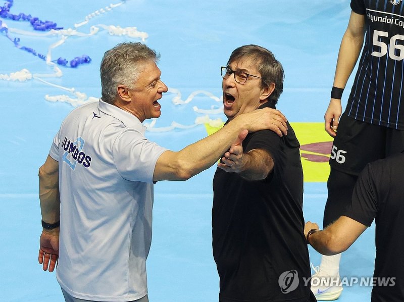 경기 종료 후 비디오 판독 항의하는 현대캐피탈 블랑 감독 (출처=연합뉴스)