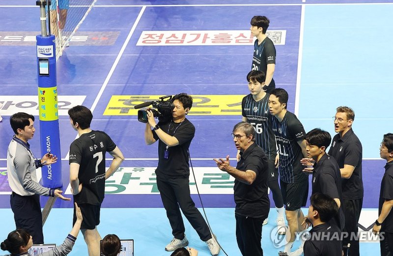 경기 종료 후 비디오 판독 항의하는 현대캐피탈 블랑 감독 (출처=연합뉴스)