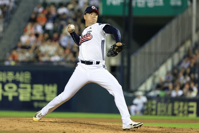 24일 오후 서울 송파구 잠실야구장에서 열린 프로야구 '2025 신한 SOL뱅크 KBO 리그' 한화 이글스와 두산 베어스의 경기에서 8회초 두산 이영하가 역투하고 있다. 2025.7.24 ⓒ 뉴스1 박정호 기자