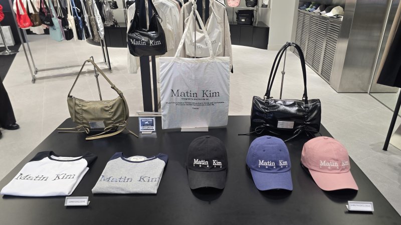 일본 도쿄 시부야 복합문화공간 미야시타파크에 입점한 일본 1호 매장 마뗑킴(Matin Kim) 시부야점 매장 모습. 시부야점에서만 판매하는 리미디트 에디션 상품들.ⓒ 뉴스1 최소망