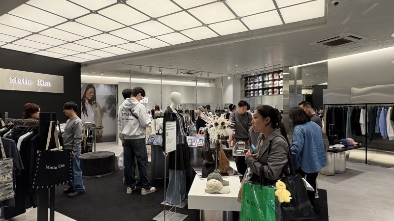 일본 도쿄 시부야 복합문화공간 미야시타파크에 입점한 일본 1호 매장 마뗑킴(Matin Kim) 시부야점 매장 모습. 손님들이 상품을 살펴보고 있다. ⓒ 뉴스1 최소망