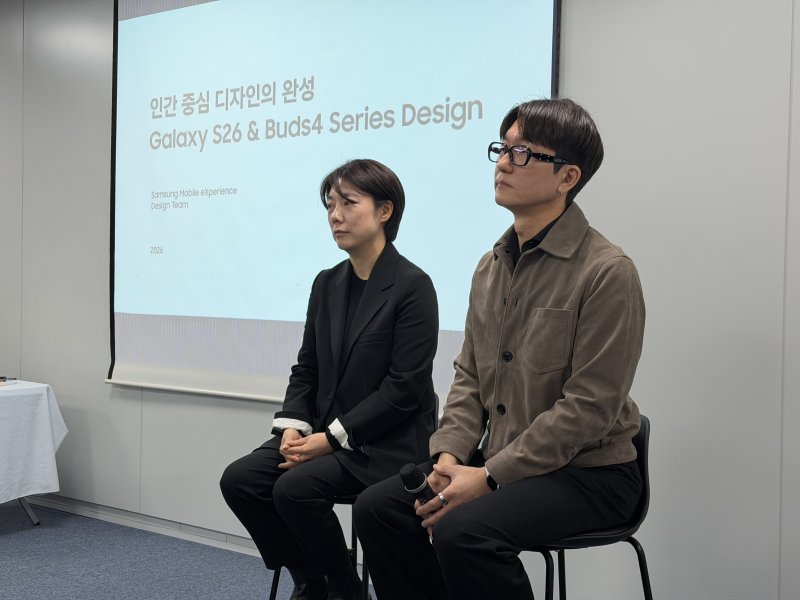 (왼쪽부터) 이지영 삼성전자 MX사업부 디자인팀 상무와 송준용 삼성전자 MX사업부 디자인팀 그룹장. 2026.4.9 ⓒ 뉴스1 이기범 기자
