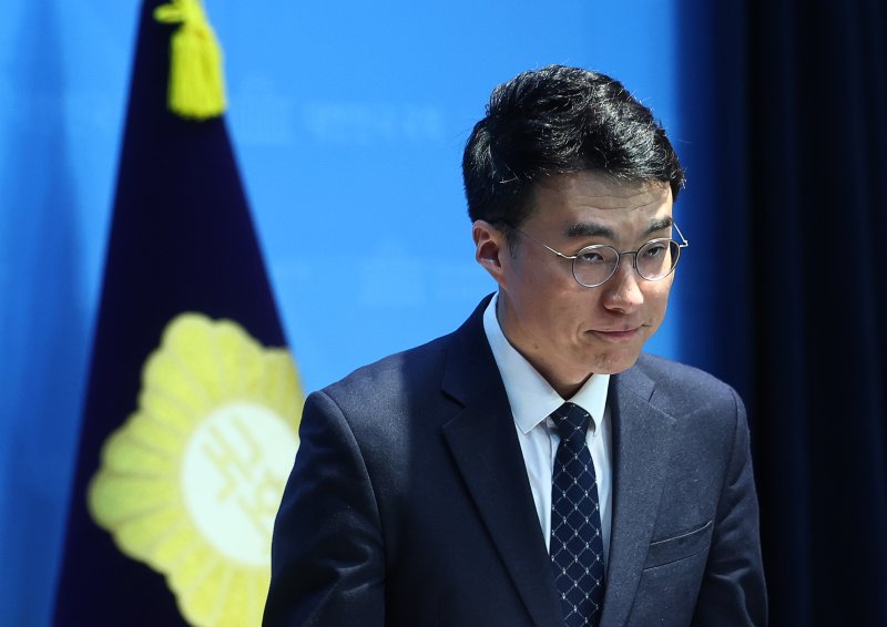 [서울=뉴시스] 김명년 기자 = 김남국 더불어민주당 대변인이 9일 오전 서울 여의도 국회 소통관에서 경기 안산갑 국회의원 보궐선거 출마 선언 기자회견을 마치고 이동하고 있다. 2025.04.09. kmn@newsis.com