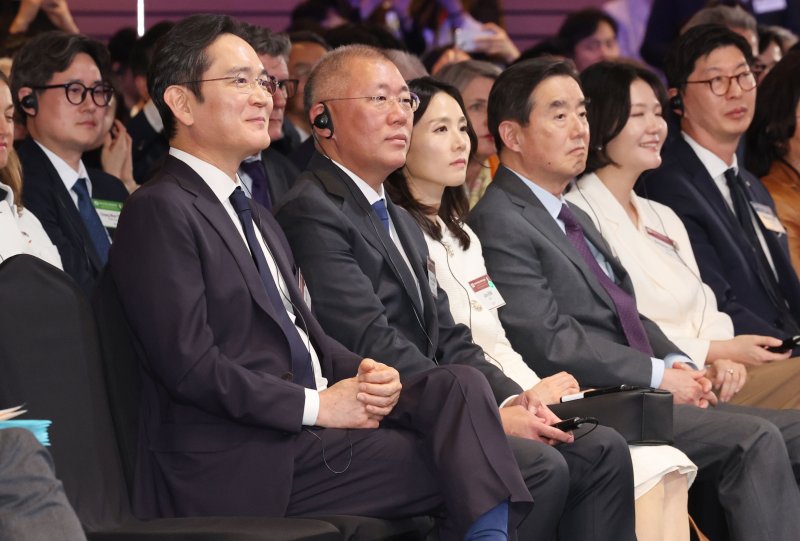 [서울=뉴시스] 청사사진기자단 = 이재용 삼성전자 회장과 정의선 현대자동차그룹 회장이 지난 3일 서울 여의도 FKI 컨퍼런스센터에서 열린 제3차 한-프랑스 경제계 미래대화 폐회식에 참석해 있다. 2026.04.03. photo@newsis.com