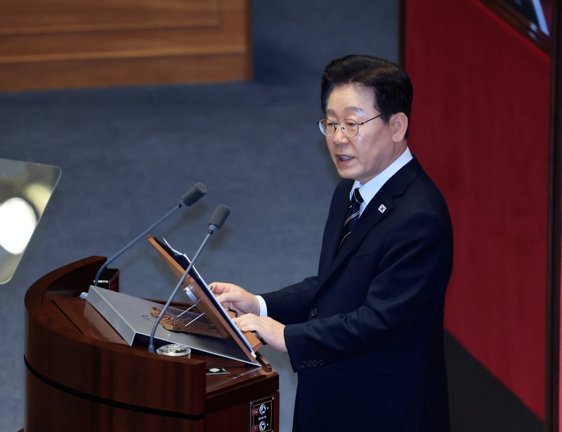 [서울=뉴시스] 국회사진기자단= 이재명 대통령이 지난 2일 국회 본회의장에서 2026년도 제1차 추가경정예산안 시정연설을 하고 있다.2026.04.02. photo@newsis.com