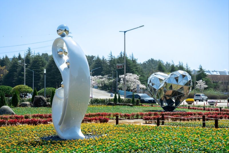 광양제철소 복지센터 인근에 설치된 가족, 사랑, 화합 3가지 주제의 조형물(광양제철소 제공)
