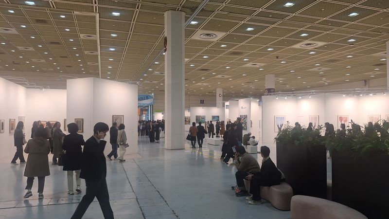 지난 8일 서울 강남구 코엑스에서 열린 화랑미술제를 찾은 관람객들이 미술 작품을 감상하고 있다. 사진=유선준 기자