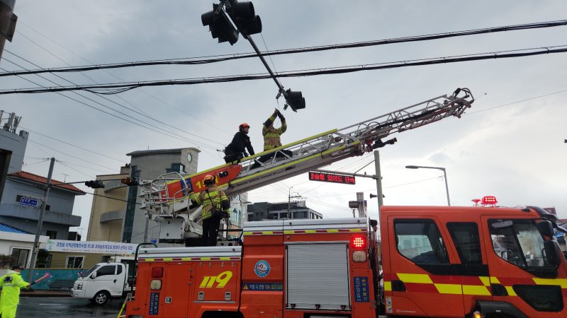 9일 오전 강풍특보와 호우특보가 동시에 발효된 가운데 제주시 조천읍에서 강풍에 신호기가 떨어져 소방당국이 안전 조치를 하고 있다. /사진=제주소방안전본부 제공