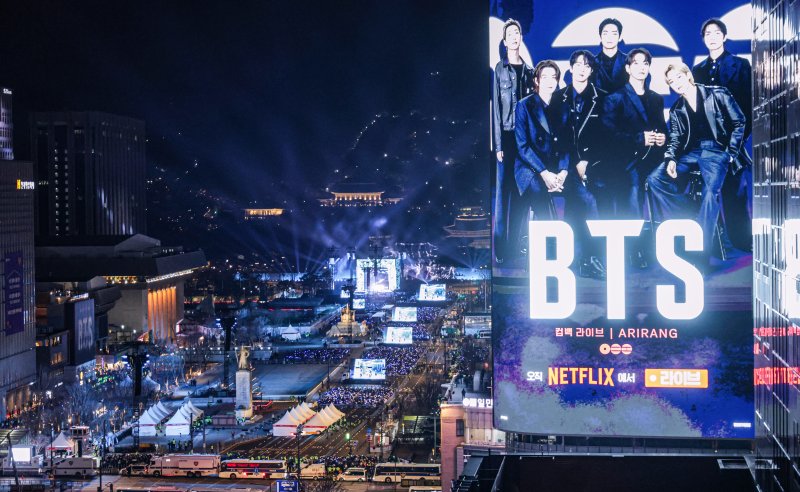 [서울=뉴시스] 사진공동취재단 = 방탄소년단(BTS)이 21일 서울 종로구 광화문광장에서 컴백을 기념해 'BTS 컴백 라이브 : 아리랑' 공연을 선보이고 있다. 2026.03.21. photo@newsis.com