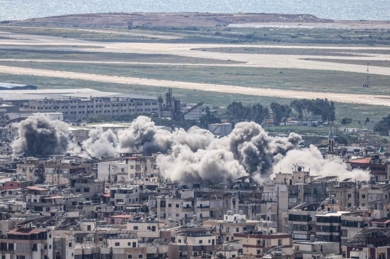 8일(현지시간) 레바논 베이루트 남부에서 이스라엘의 공습으로 연기가 피어오르고 있다.AFP연합뉴스