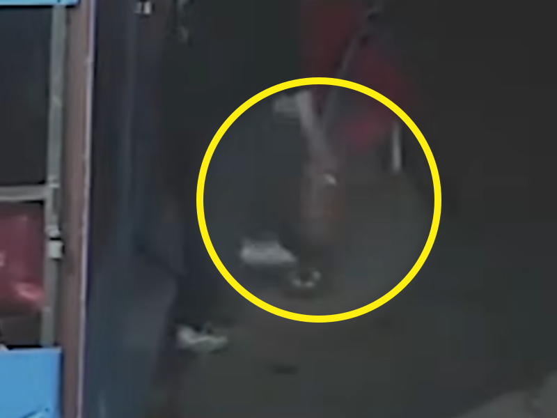 심야 시간대 전통시장 해산물 도소매점을 반복 침입해 문어 등을 훔쳐 달아난 50대 남성이 구속 상태로 검찰에 송치됐다. 경찰이 공개한 폐쇄회로(CC)TV 영상에는 검은색 옷을 입은 A씨가 한 해산물 가게 근처를 서성이다가 가게 틈 사이로 허리 숙여 들어간 후 수족관을 뒤적이는 모습이 담겼다. /사진=경찰청 유튜브