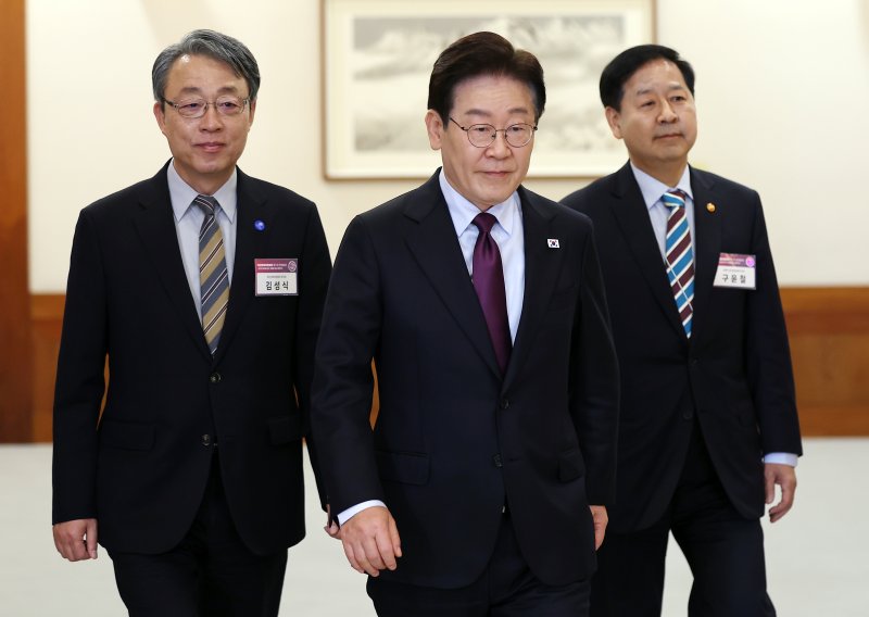 [서울=뉴시스] 최동준 기자 = 이재명 대통령이 9일 청와대에서 열린 국민경제자문회의 제1차 전체회의에 입장하고 있다. 2026.04.09. photocdj@newsis.com