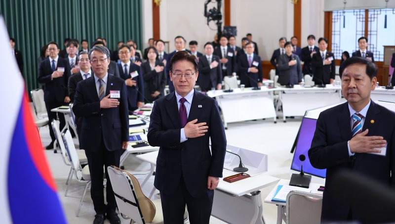 [서울=뉴시스] 최동준 기자 = 이재명 대통령이 9일 청와대에서 열린 국민경제자문회의 제1차 전체회의에서 참석자들과 국민의례를 하고 있다. 2026.04.09. photocdj@newsis.com