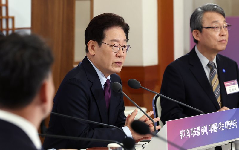 [서울=뉴시스] 최동준 기자 = 이재명 대통령이 9일 청와대에서 열린 국민경제자문회의 제1차 전체회의에서 발언하고 있다. 2026.04.09. photocdj@newsis.com