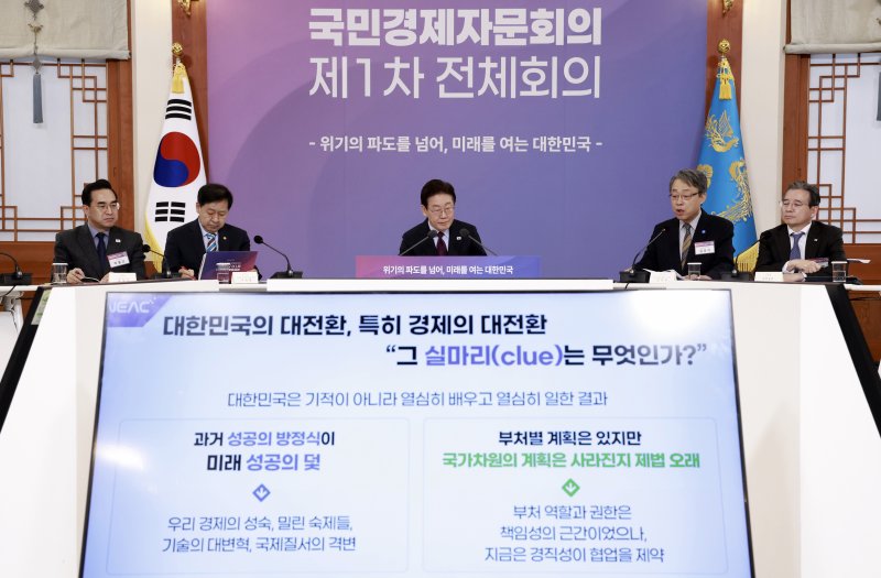 [서울=뉴시스] 최동준 기자 = 이재명 대통령이 9일 청와대에서 열린 국민경제자문회의 제1차 전체회의에서 김성식 국민경제자문회의 부의장 발언을 경청하며 자료를 보고 있다. 2026.04.09. photocdj@newsis.com