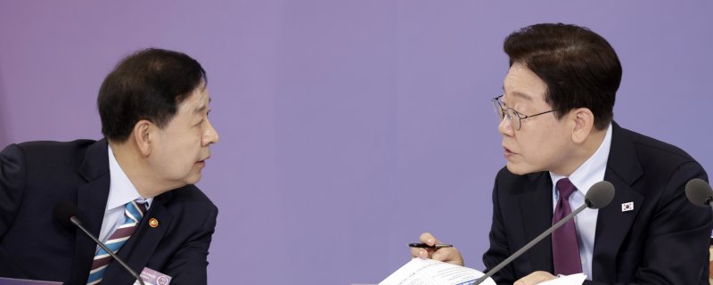 [서울=뉴시스] 최동준 기자 = 이재명 대통령과 구윤철 부총리 겸 재정경제부 장관이 9일 청와대에서 열린 국민경제자문회의 제1차 전체회의에서 대화를 하고 있다. 2026.04.09. photocdj@newsis.com