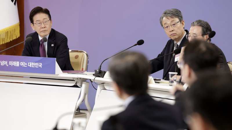 [서울=뉴시스] 최동준 기자 = 이재명 대통령이 9일 청와대에서 열린 국민경제자문회의 제1차 전체회의에서 참석자 발언을 듣고 있다. 2026.04.09. photocdj@newsis.com